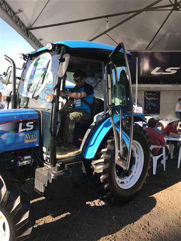 Maquinaria agrícola en feria del sector
